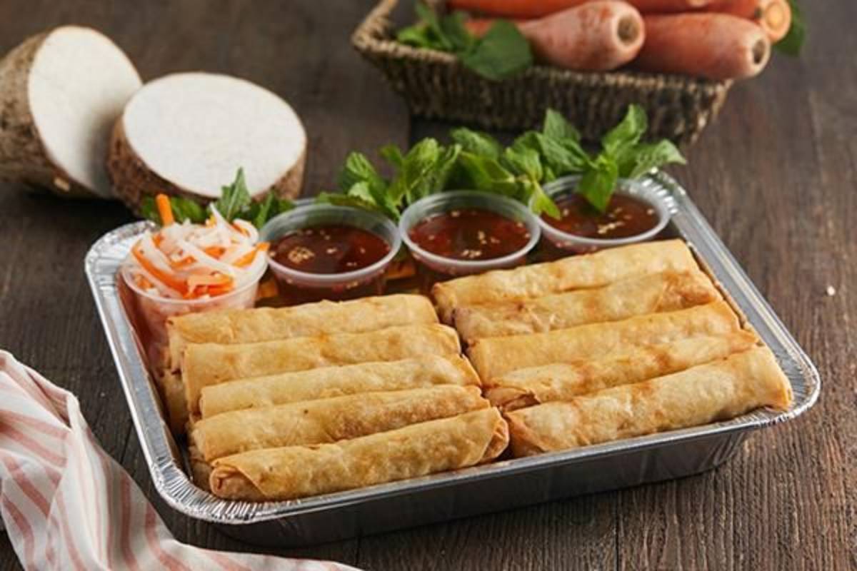 Crispy Golden Spring Rolls with Fish Sauce Crispy Golden Spring Rolls with Fish Sauce